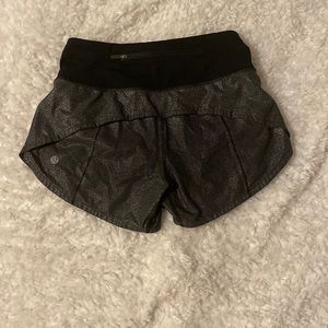 Lululemon hotty hot short 4” *Lined luminosity foil print